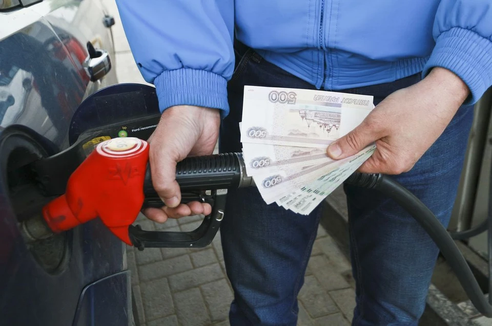 В Новосибирске на АЗС подскочили цены на бензин.