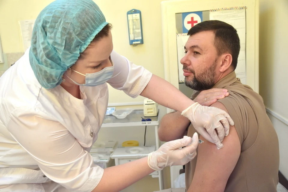 Денис Пушилин привился отечественной вакциной. Фото: АГ ДНР