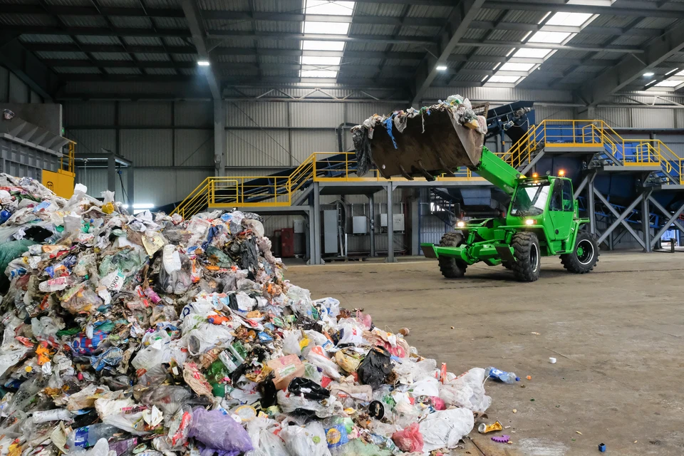 Экологические службы собрали 7,7 тонн опасных отходов за неделю в Петербурге.