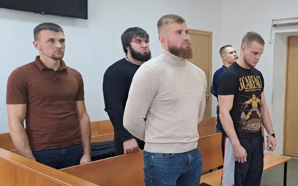 Фото: Объединенной пресс-службы судебной системы Курской области. Крайний справа в первом ряду - один из потерпевших.