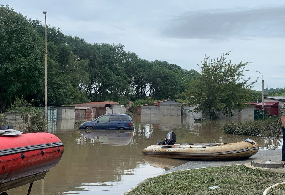 Из-за потопа в Уссурийске по городу передвигались на лодках.