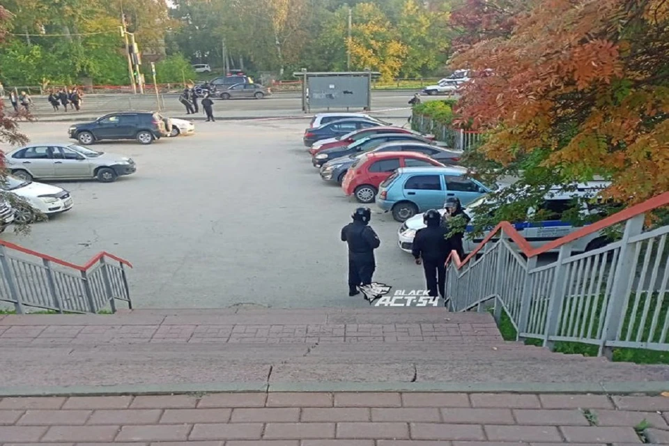Станцию «Инскую» в Новосибирске оцепили люди в форме. Фото: ACT-54Black.