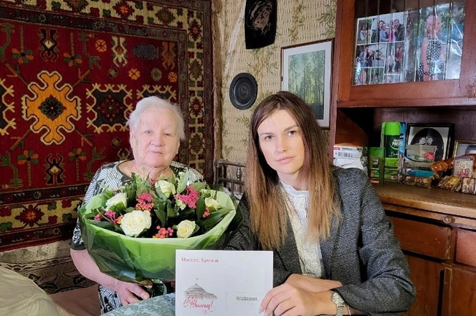 Жительница Красного Луча в свой 95-летний юбилей получила поздравительное письмо из Кремля. Фото - администрация Красного Луча