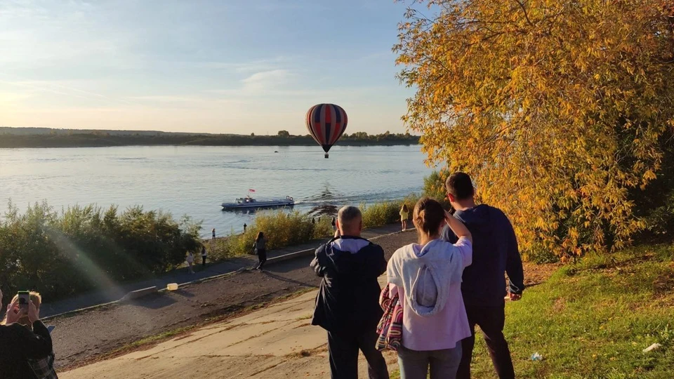 Один из шаров опустился очень близко к воде. Фото: Анна Ковалева