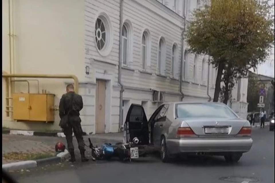 Авария с участием мотоцикла и Mercedes произошла в центре Рязани на улице Полонского.