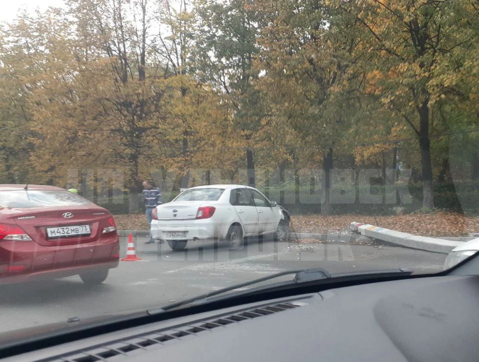 В Ульяновске на улице Рябикова автомобиль «Дацун» врезался в столб | ФОТО: телеграм-канал ЧП-Ульяновск