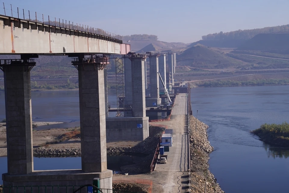 В Кузбассе стартовал четвертый этап надвижки пролетов моста через реку Томь. Фото: пресс-служба правительства Кузбасса.
