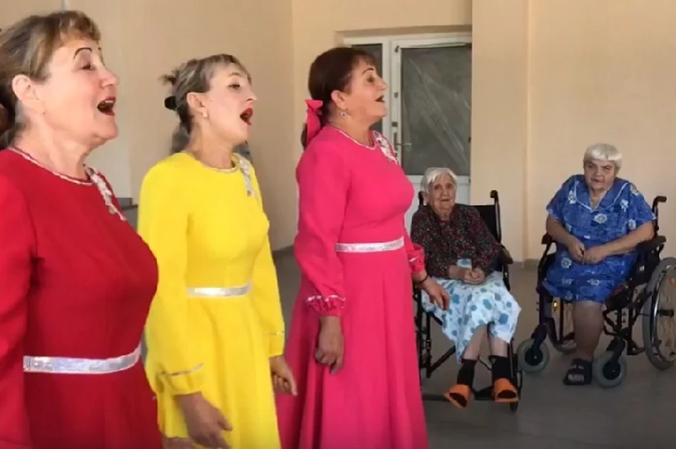 Донецкий ансамбль казачьей песни дал концерт в Мариупольском доме престарелых. Фото: Администрация города Мариуполя