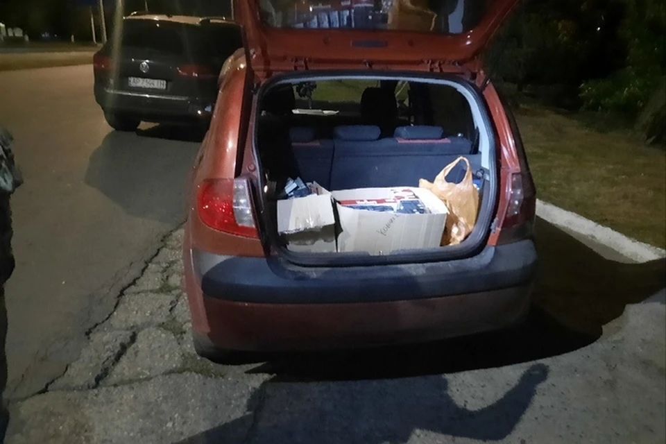 Бердянские полицейские обнаружили в багажнике автомобиля "Hyundai Getz" 411 пачек контрафактных сигарет. ФОТО: тг-канал Госавтоинспекции ЗО