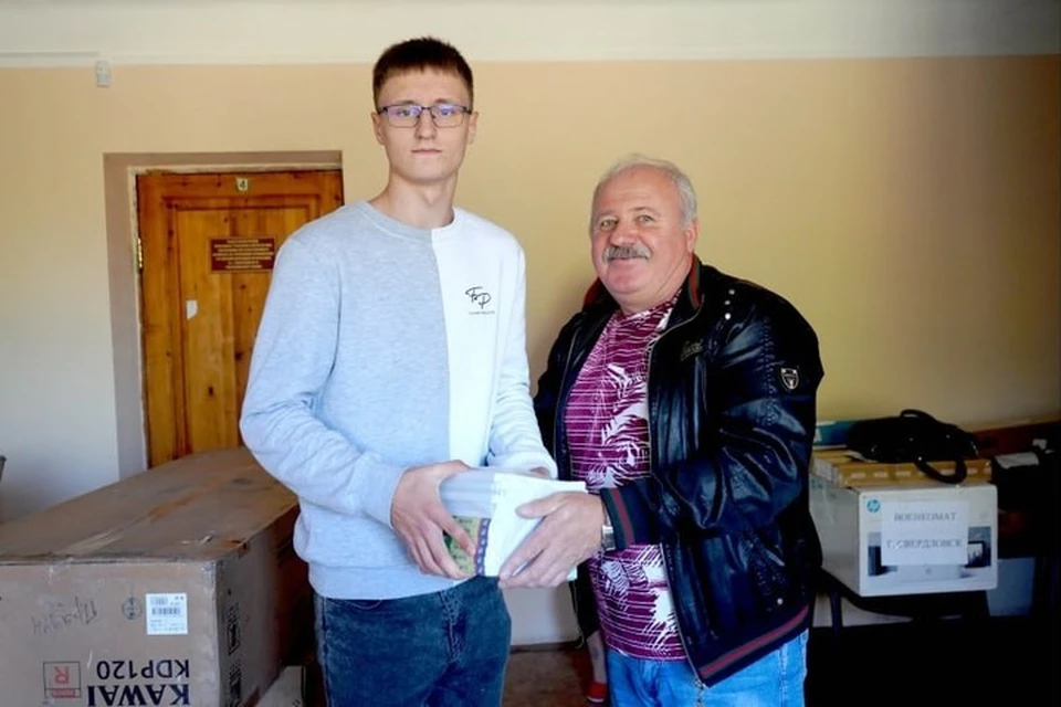 Учебники передали представителям управления образования Свердловска и Свердловского района. ФОТО: t.me/AdmSvkLNR