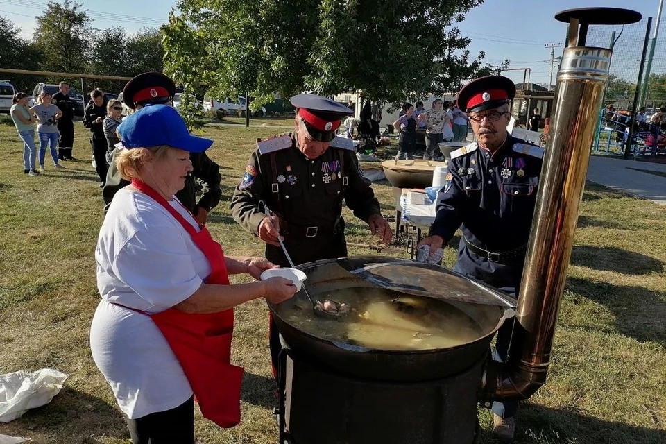 Все желающие могли попробовать уху по традиционным казачьим рецептам. Фото: правительство Ростовской области