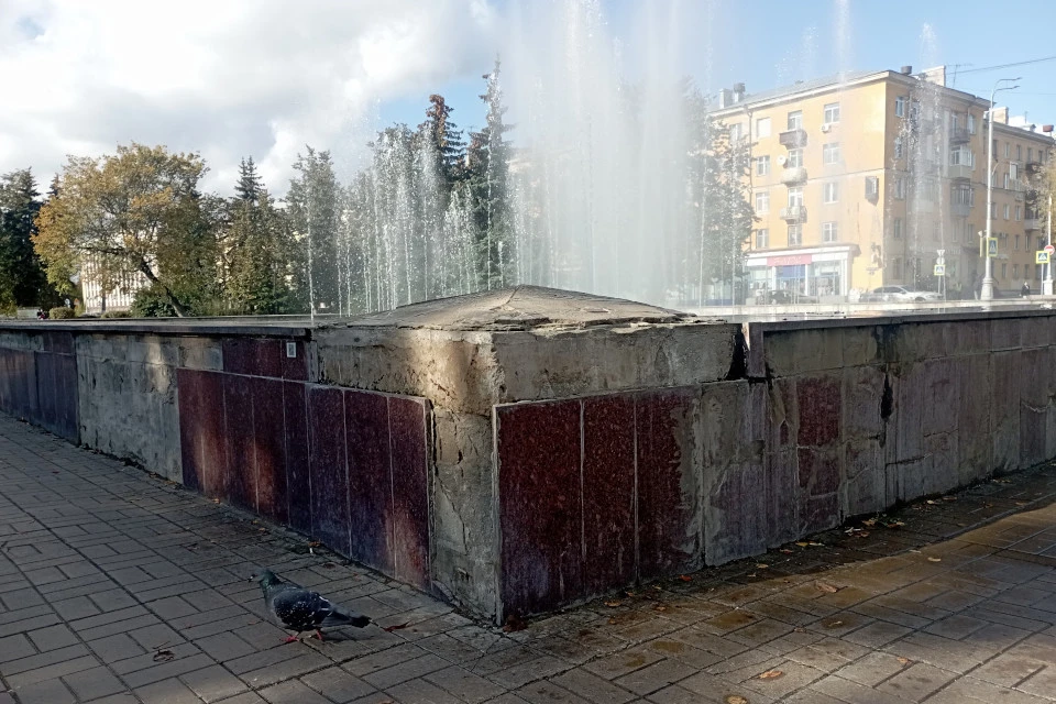 Вот так сегодня выглядит некогда лучший городской фонтан - даже голуби мимо грустные ходят.