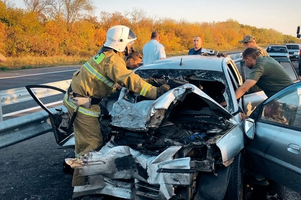 Луганские спасатели оказали помощь 37-летнему мужчине, попавшему в ДТП. Фото - МЧС ЛНР