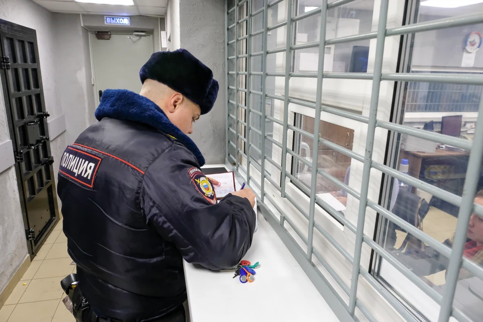 Сотрудники полиции ищут подозреваемого.