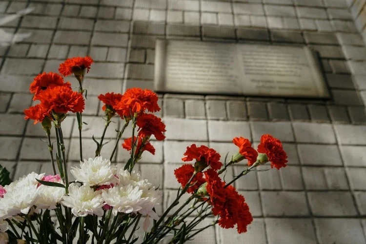 Год со дня трагедии в школе №88 Ижевска: возложение цветов и память о страшном дне