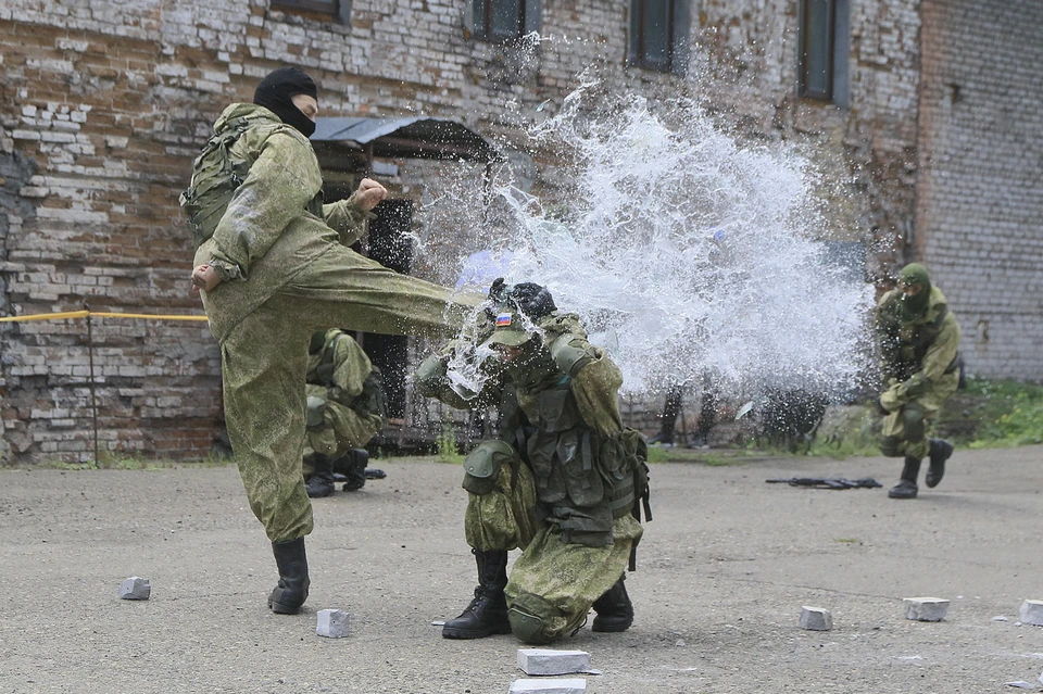 Военное нападение это. Показательные выступления спецназа 2024.