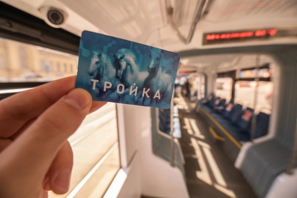 В Новосибирске общественный транспорт переведут на расчеты картой «Тройка».