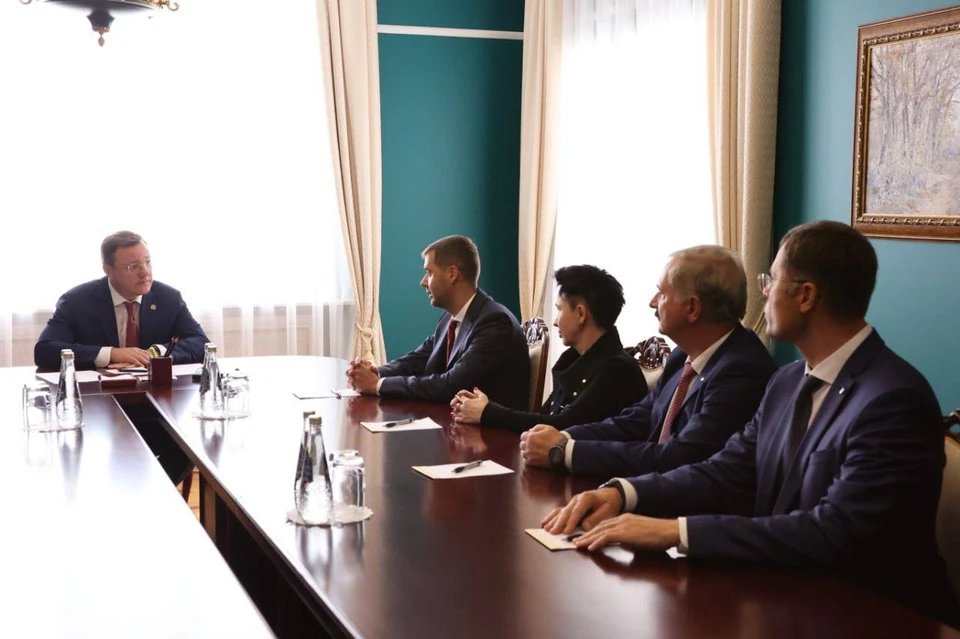 Губернатору представили нового управляющего самарским отделением банка / Фото: Светлана Осьмачкина