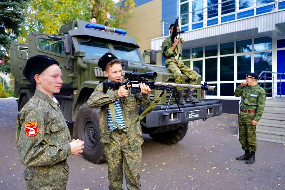 В рамках образовательной программы военные организовали для ребят выставку техники и вооружения