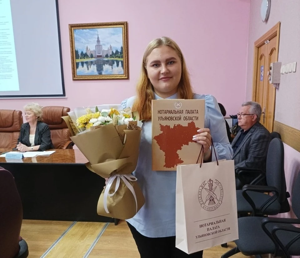 В Ульяновске Нотариальная палата вручила почетную награду имени А.И. Тихенко выпускнице юридического факультета УлГУ Марии Жабиной. Фото Нотариальная палата Ульяновской области