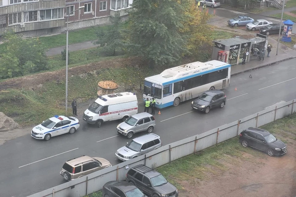 В Калининском районе Новосибирска пенсионерка пострадала при падении в автобусе № 13.