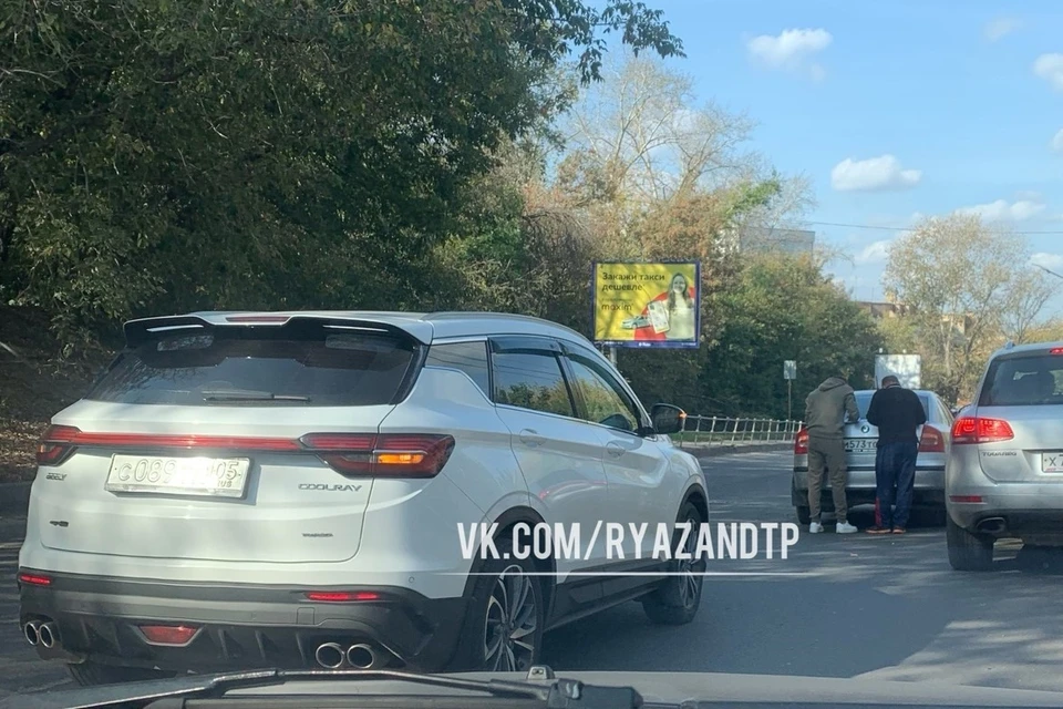 Жесткая пробка сковала движение после ДТП на улице Каширина в Рязани. Фото:https://vk.com/ryazandtp