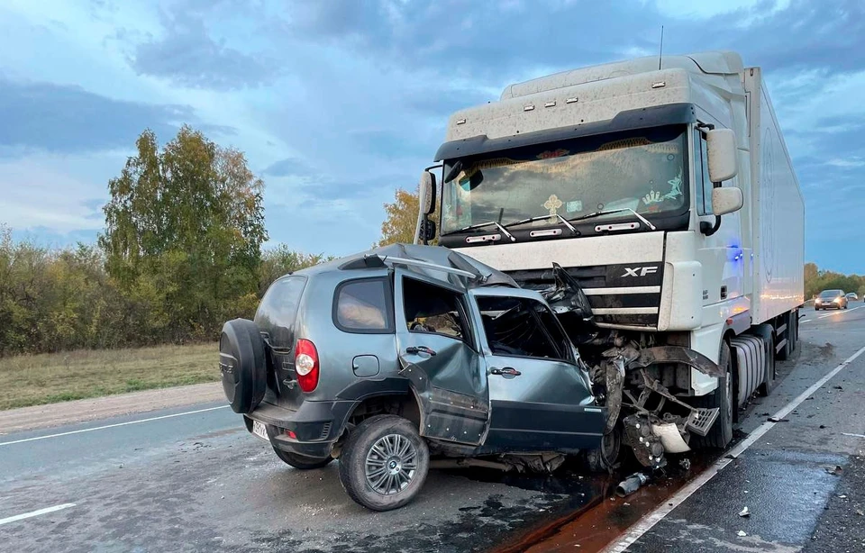 Погибшего водителя из покореженного автомобиля пришлось доставать спасателям