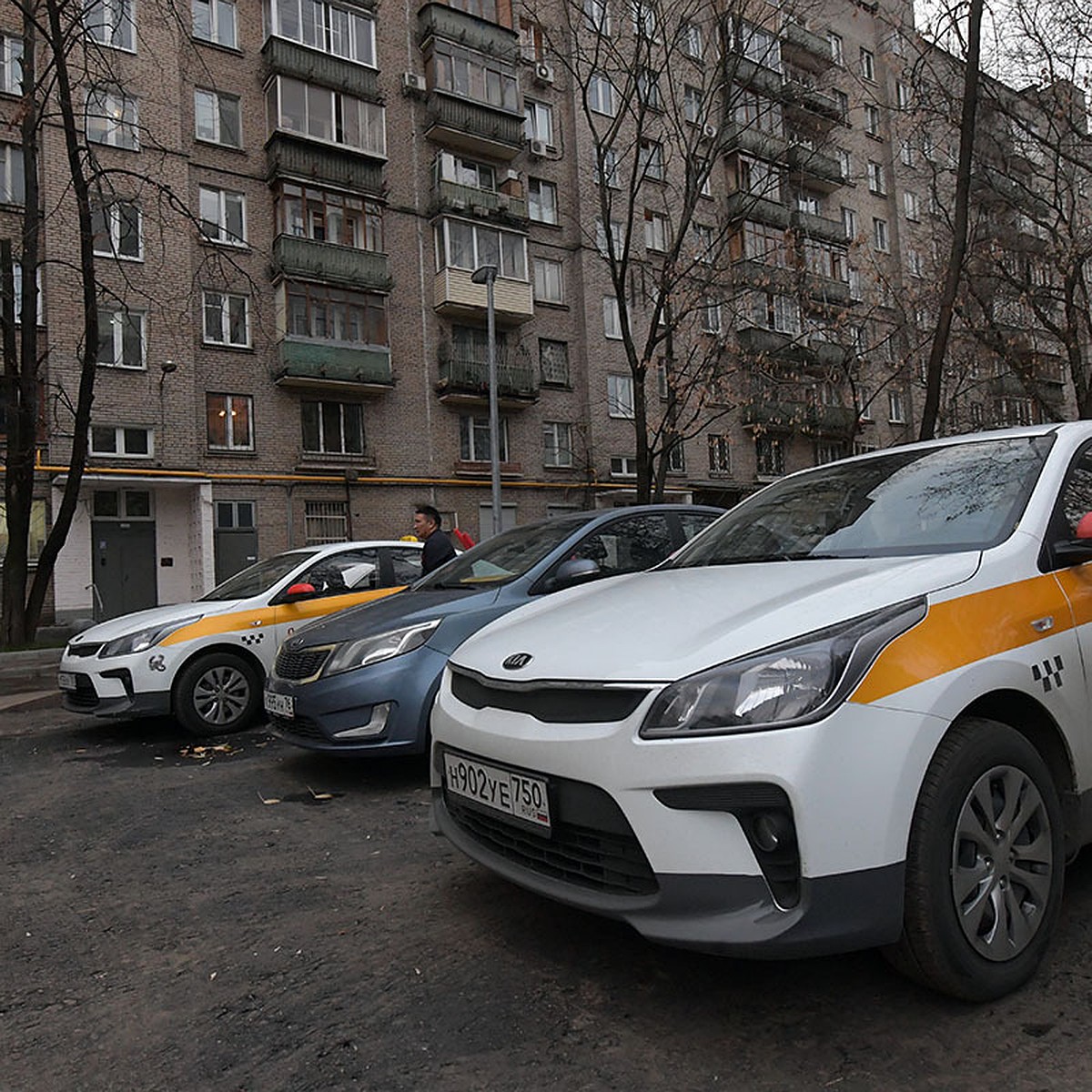 Принудительная эвакуация и штрафы: в Москве опять заговорили о запрете  парковаться такси во дворах - KP.RU