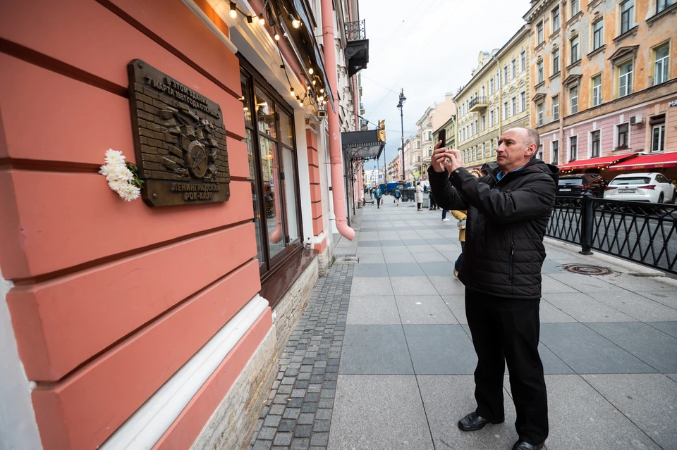 Мемориальная доска Ленинградскому рок-клубу появилась на ул.Рубинштейна 2 октября 2023 года.