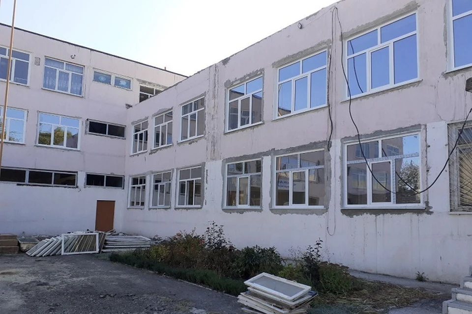 В стахановской гимназии №11 имени Кирилла и Мефодия регион‐шеф отремонтирует кровлю и заменит окна. Фото - Минстрой ЛНР