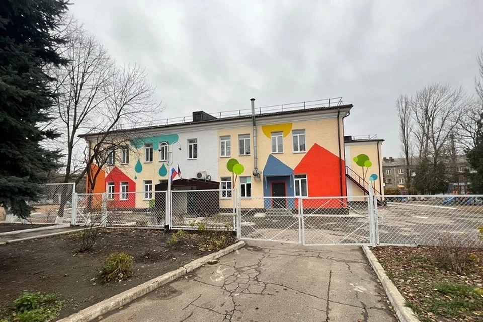 В ДНР регионы-шефы восстановили 75 школ, 57 детских садов и более 30 МФЦ. Фото: Минстрой ДНР