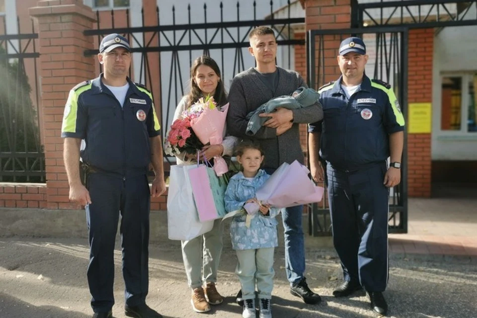 Женщина была экстренно доставлена в медучреждение и передана медицинскому персоналу.