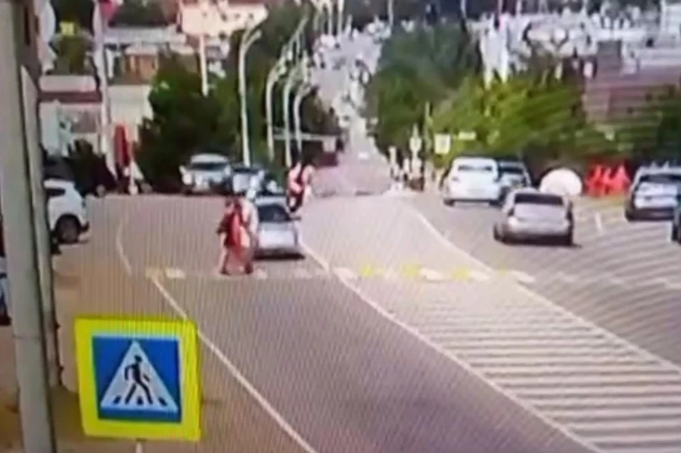 Мотоциклист сбил пешеходов на переходе Фото: кадр из видео