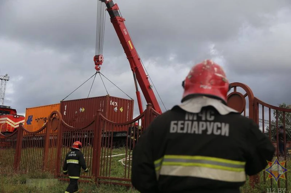 Спасатели изолировали опасную зону, расцепив вагоны, а представлявшую опасность платформу отправили в отстойник. Фото: МЧС Беларуси