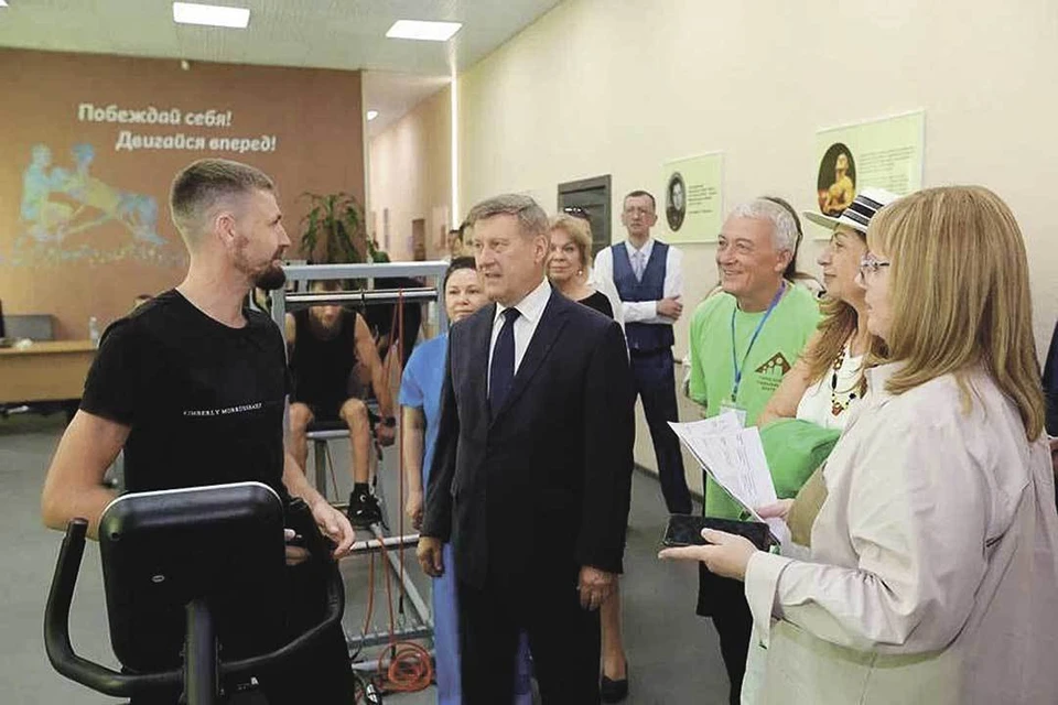 Мэр Новосибирска Анатолий Локоть посмотрел, как проходит реабилитация бойцов. Фото: Предоставлено мэрией Новосибирска