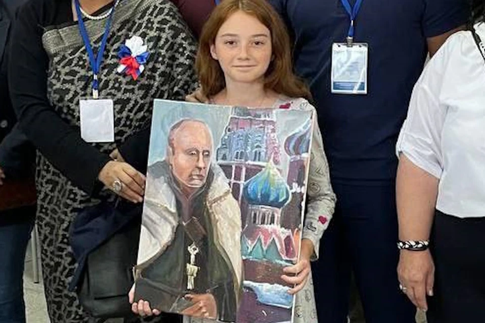 Юная художница с портретом Владимира Путина Фото: Избирательная комиссия Херсонской области