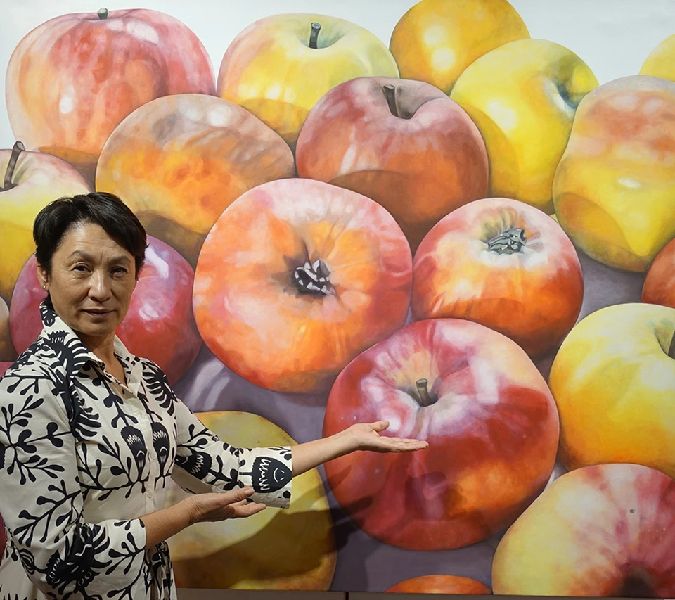 Отразить их пытаются и художники, в том числе зарубежные. В Almaty Gallery, расположенной в знаменитом здании «Три богатыря» на проспекте Достык, сейчас проходит выставка немецких художниц, организованная общественным фондом «Алмалы Жумак».
