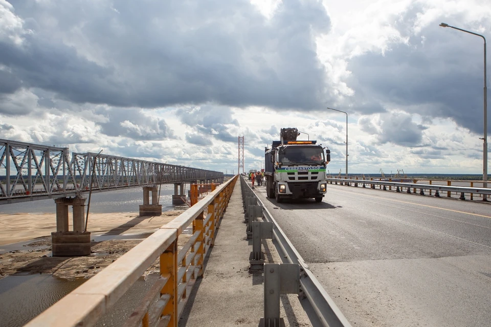 В сутки по мосту имени Валентина Солохина проезжает более 22 тысяч автомобилей. Фото: Иван Нустров.