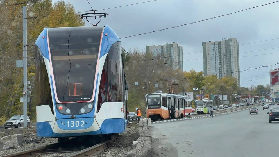 В Ульяновске на улице Минаева из-за съезда трамвая с рельсов, приостановлено движение электротранспорта. Фото телеграм-канал t.me/igorlitva666