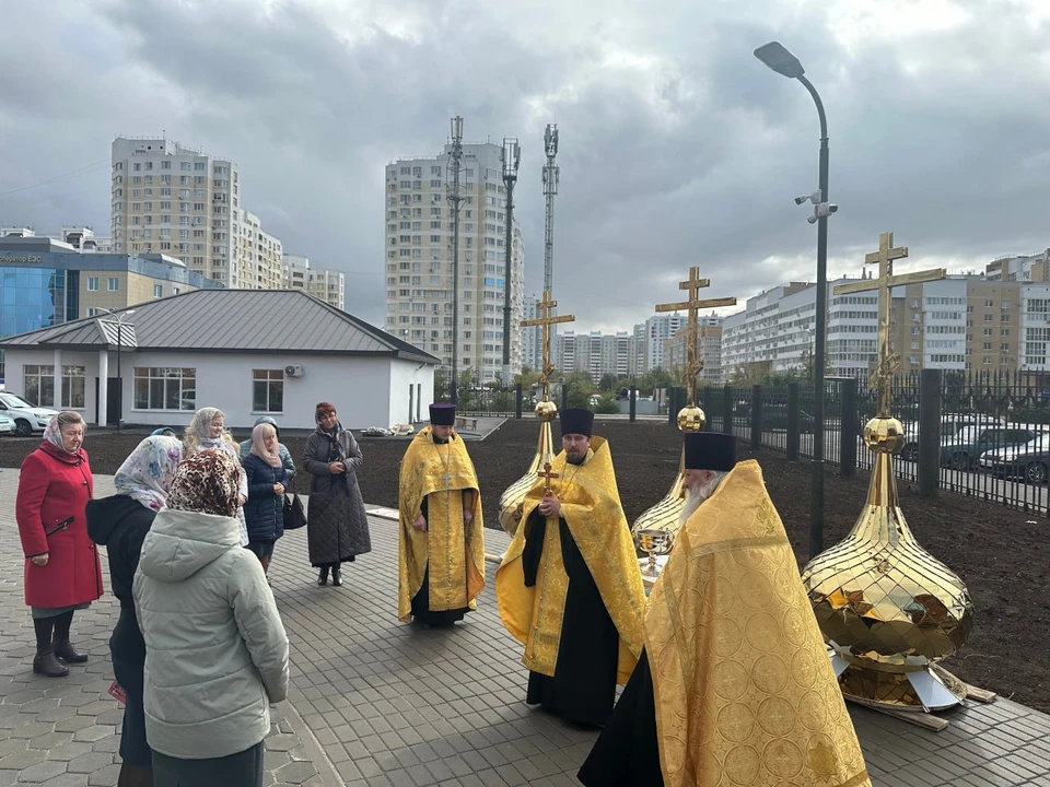 Кресты разместятся над воротами храма. Фото - Сухарев Press