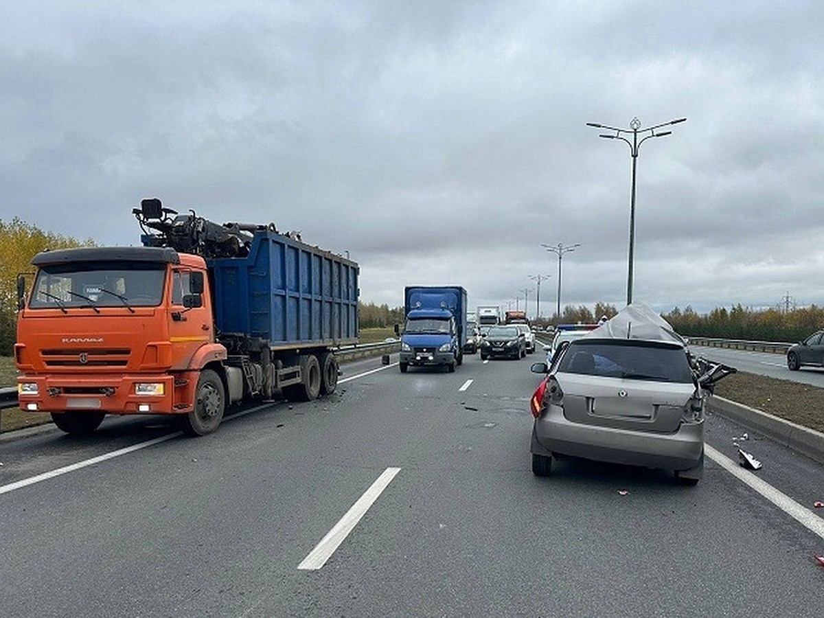 В Казани иномарка врезалась в мусоровоз, погиб девятилетний мальчик - KP.RU