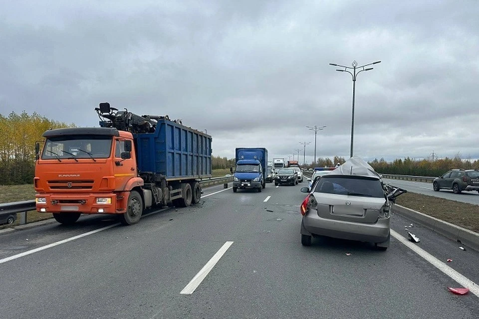От удара легковушку развернуло на дороге.