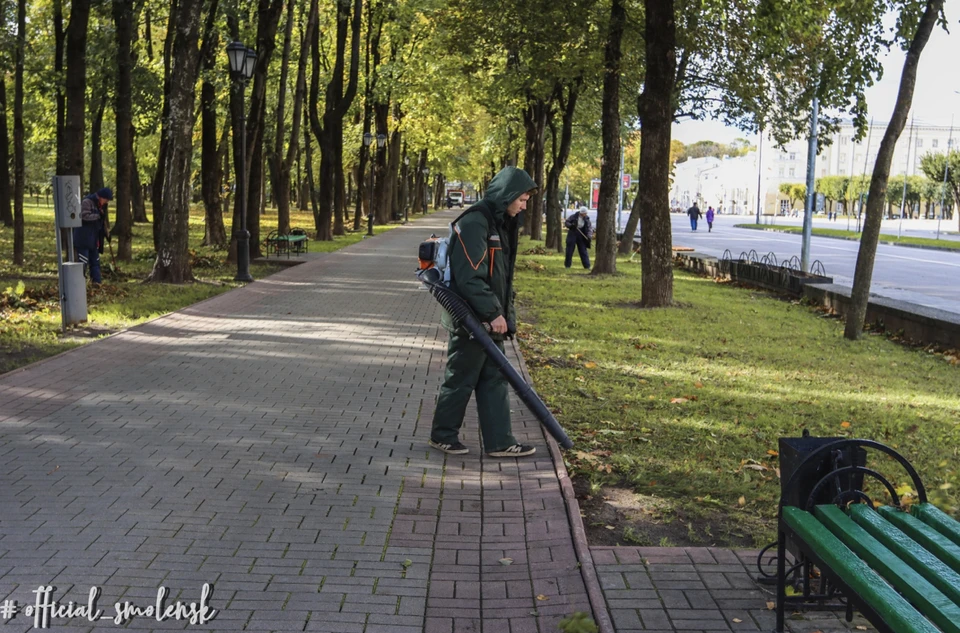 В Смоленске «Зеленстрой» приступил к осенней уборке. Фото: пресс-служба администрации города.