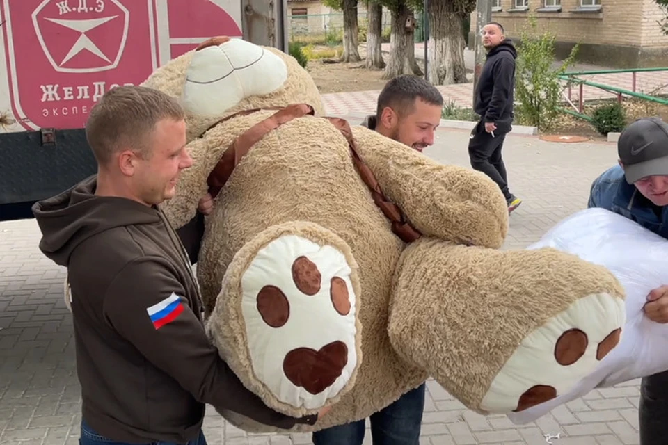 В составе груза мягкие игрушки, развивающие игры, ролики, скейтборды, самокаты, краски, мольберты, ФОТО: Народный фронт