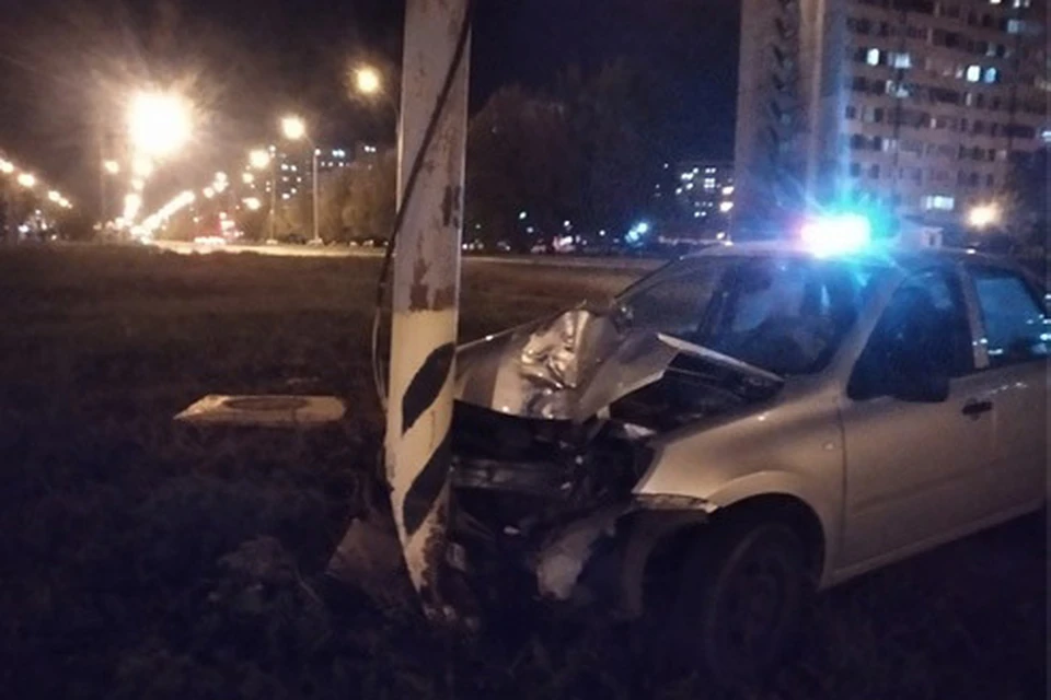 Мужчина допустил наезд на световую опору справа от проезжей части