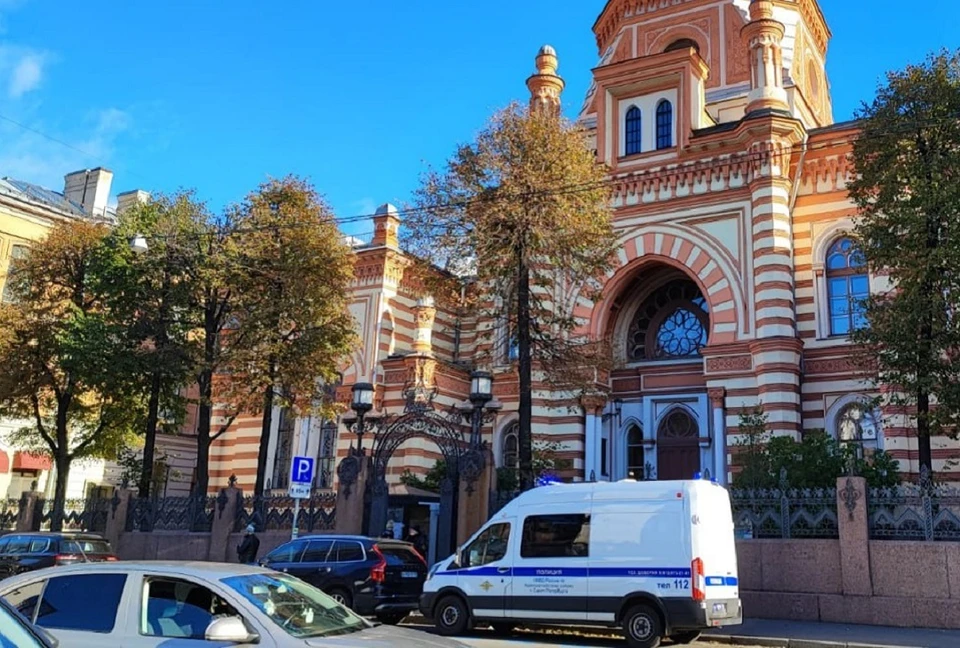 В Петербурге полицейские патрули дежурят около синагоги. Фото: vk.com/sinagogaspb