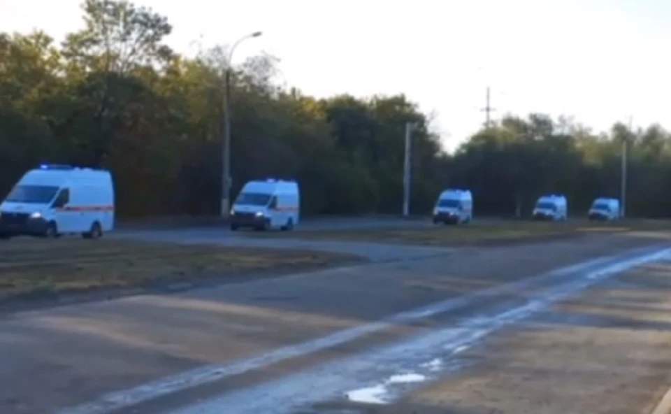 Автомобили доставили в Луганский республиканский центр экстренной медицинской помощи и медицины катастроф. Фото: кадр из видео Минздрава ЛНР
