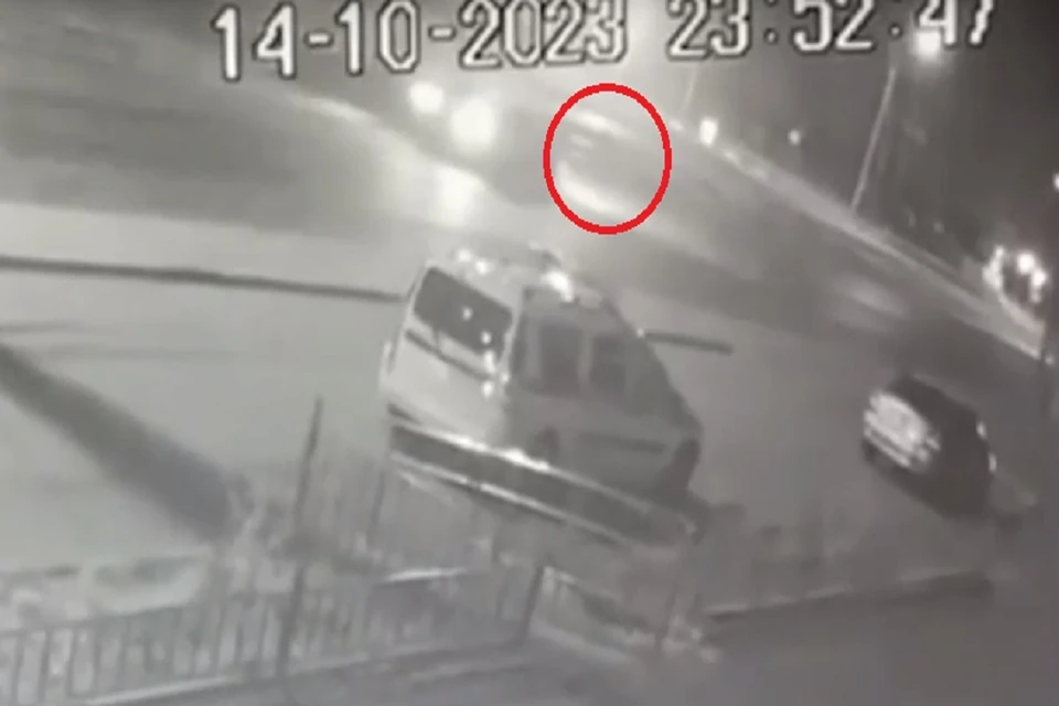 Смертельный наезд на пешехода на Петухова в Новосибирске попал на видео. Фото: стоп-кадр.