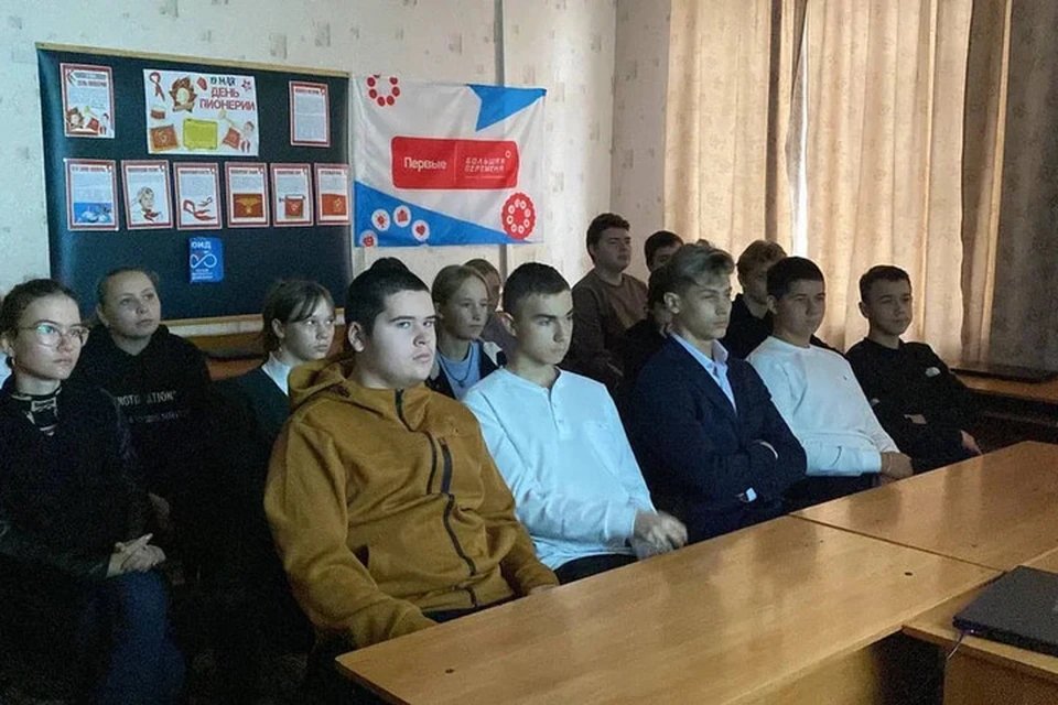 Первыми фильм посмотрели более 100 учеников 7-9 классов санаторной общеобразовательной школы-интерната в Геническе. ФОТО: Единая Россия