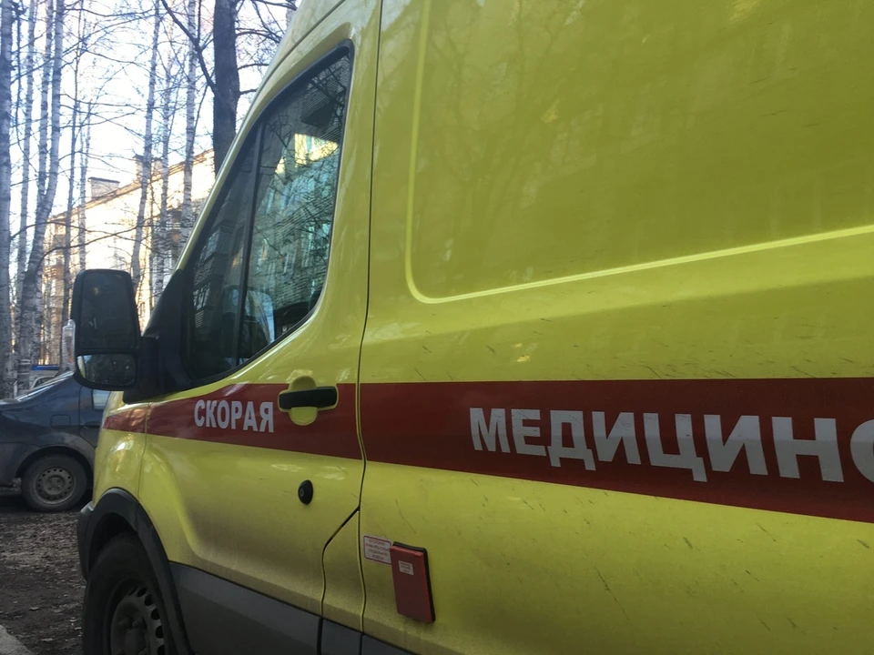 В Сыктывкаре таксист съехал в кювет и опрокинулся: пострадала пожилая женщина